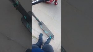 Е КАК ДРИФТИТЬ вот объяснения туториал по дрифту на самокате