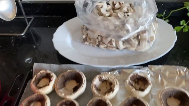 Stuffed Champignons/Фаршированные шампиньоны.