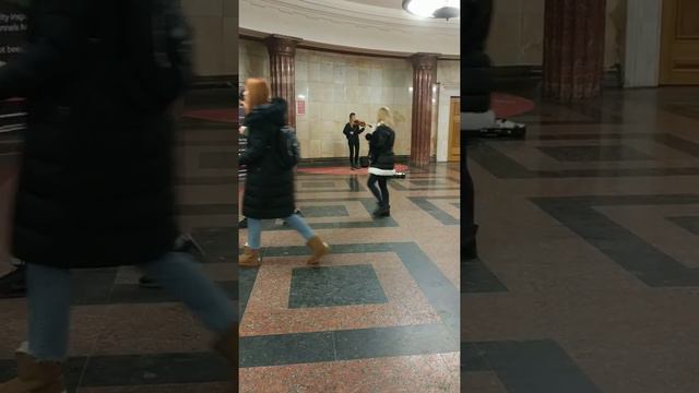 Музыка в метро - Скрипка смотреть онлайн