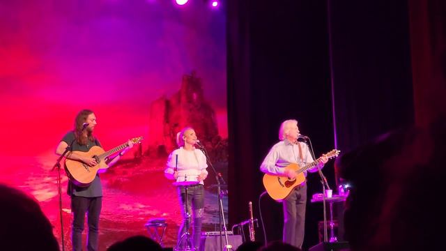 Justin Hayward of the Moody Blues at Robins theater, Living For Love смотреть онлайн