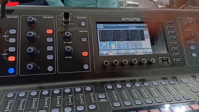 दुनिया का जाना माना ऑडियो मिक्सर Midas M32 Mixing Console смотреть онлайн