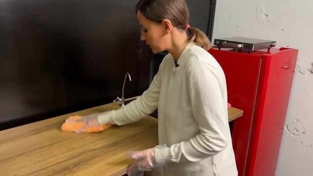 Антипригарное средство от брызг жира, нагара QmHome Red для плит, вытяжек и кухни смотреть онлайн