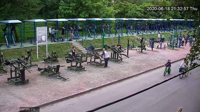 Отдых. Уличные тренажеры. Набережная