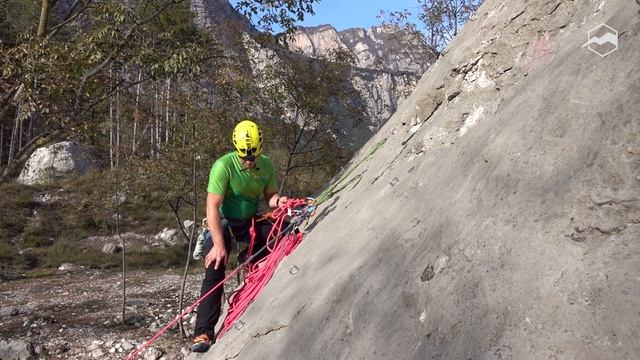 Элементы спасработ. Переход от спуска напарника на спусковом устройстве к подъему на автоблоке смотреть онлайн