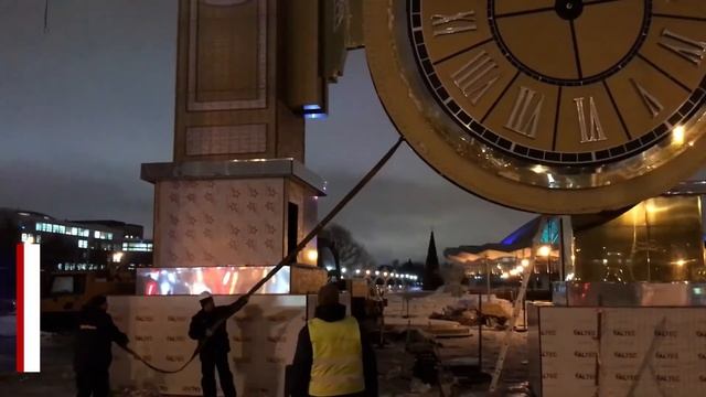 Большие новогодние часы возле цирка в Москве на проспекте Вернадского, 7 смотреть онлайн