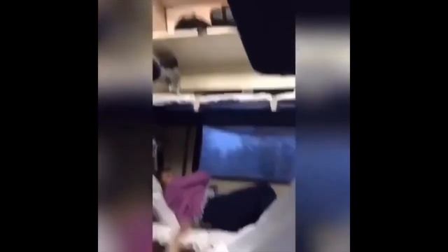 Упал с верхней полки в плацкартном вагоне смотреть онлайн