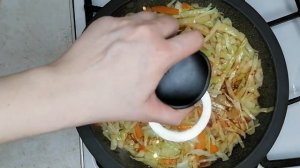 Тушёная капуста рецепт классический на сковороде с сосиской.  Бигус.