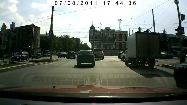 Toyota Land Cruiser 200 нарушает ПДД смотреть онлайн