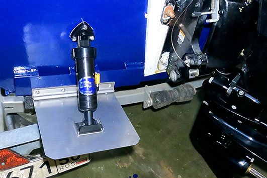 Установка транцевых плит SLT 6, SLT 10 от компании BENNETT MARINE Self-Leveling Tabs