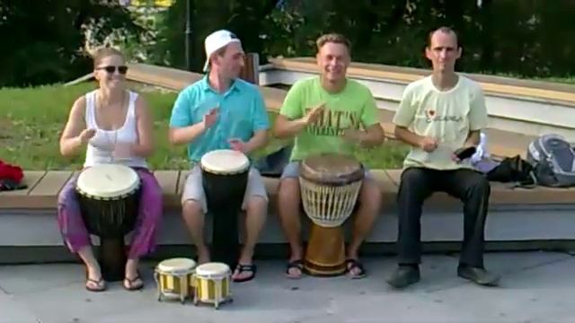 Барабаним на набережной))) Ритм "Yankadi" смотреть онлайн