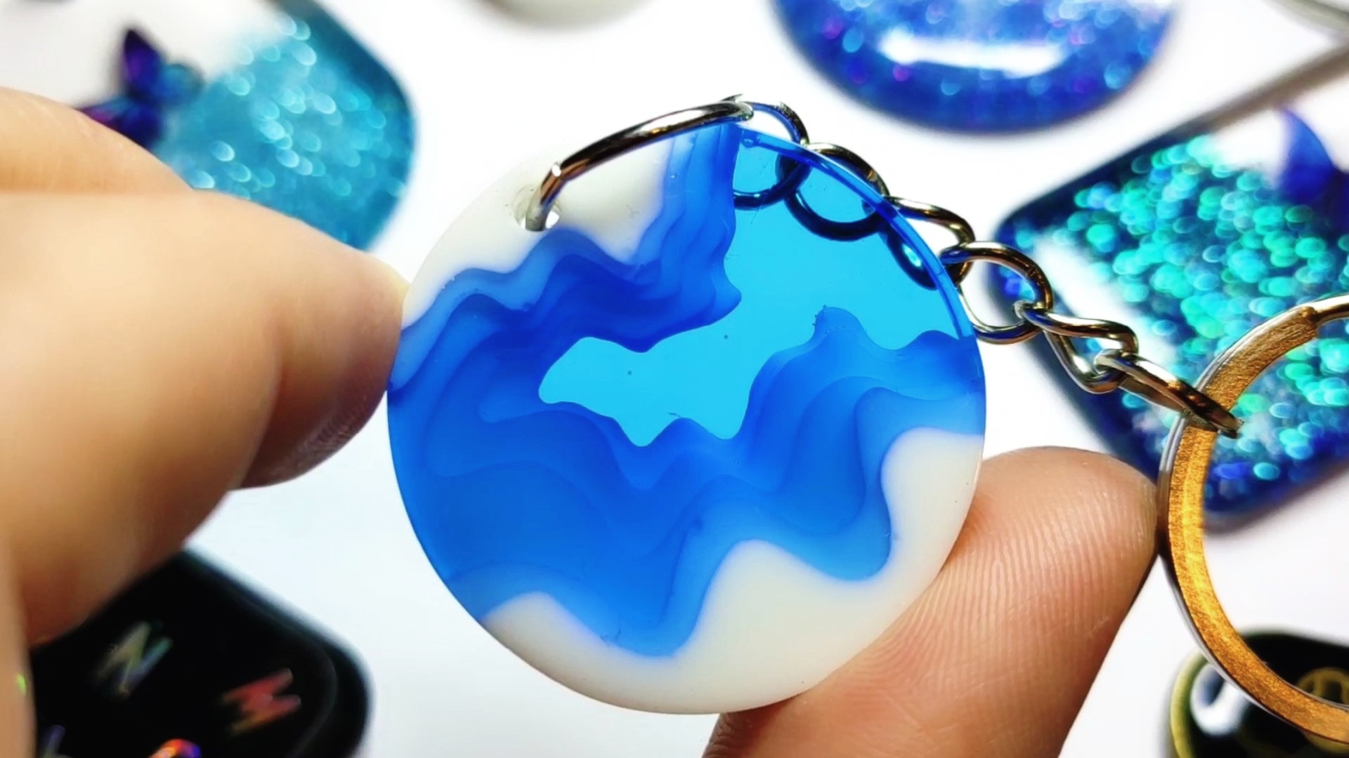 Украшения из эпоксидной смолы своими руками. Брелоки ручной работы. Мастер класс по эпоксидной смоле смотреть онлайн