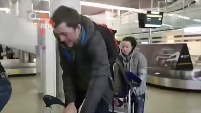 Шипулин устроил спринт на багажной тележке смотреть онлайн