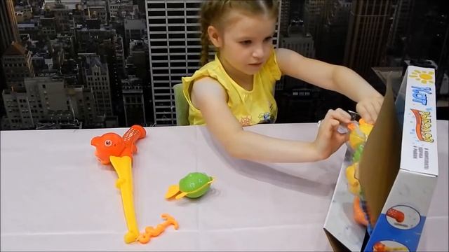 Рыбалка на карася и сома Живые раки и крабы Эвелина ловит рыбу. смотреть онлайн