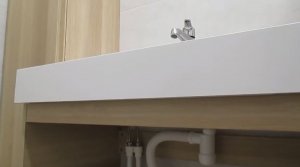 Сборка и установка подвесной тумбы с умывальником