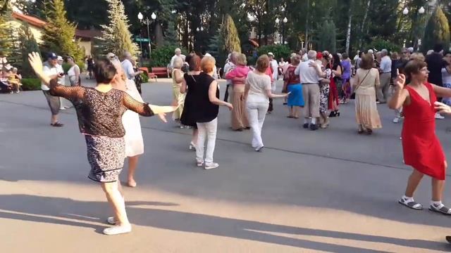 Розы для тебя!???/Танцы в парке Горького Харьков июль 2021 смотреть онлайн