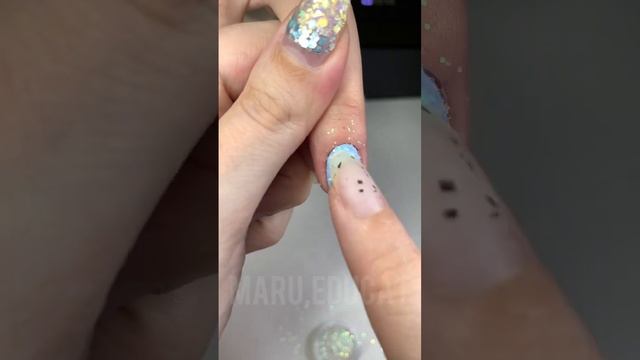 Блестки #дизайнногтей #ногти #маникюр #блестки #втирка #мкногти смотреть онлайн