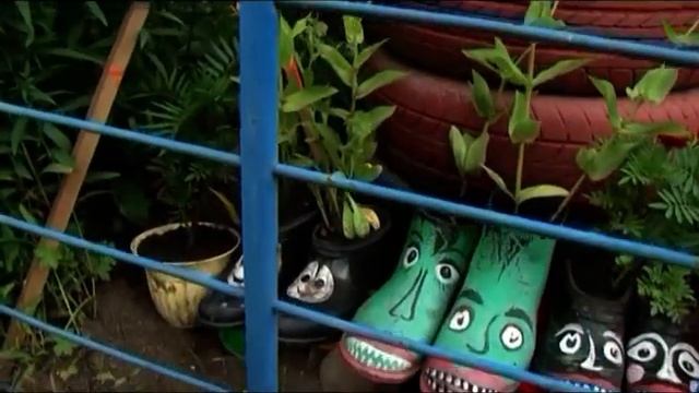 Жительница Красноярска устроила сказочный двор из пластиковых бутылок и мусора смотреть онлайн