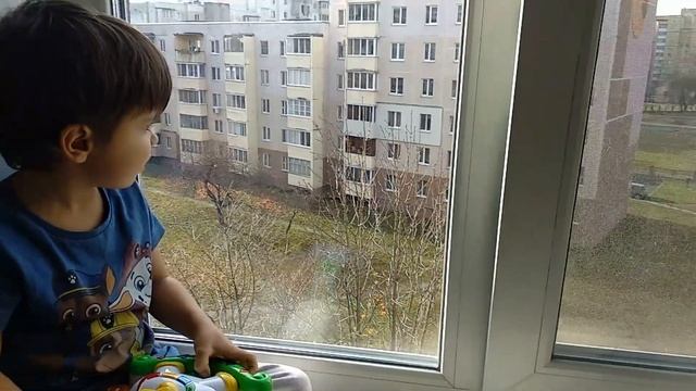 Утро с малышами. Разбросали ткань. Липнут коты. Я спец по горкам. смотреть онлайн