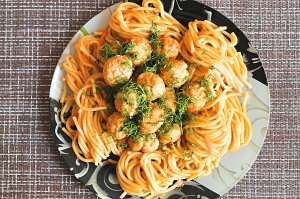 Так проще  и вкуснее. Беру спагетти, замороженные фрикадельки и готовлю вкусный ужин