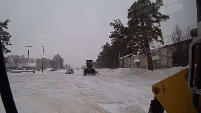 Работаю на мини погрузчике в паре с грейдерами ,убираем накат снега. смотреть онлайн