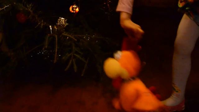 Новый год 2017, новогодний символ - петух петушок игрушка танцует дети в восторге рады смотреть онлайн