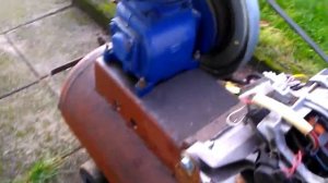 Компрессор с двигателем от стиральной машинки.