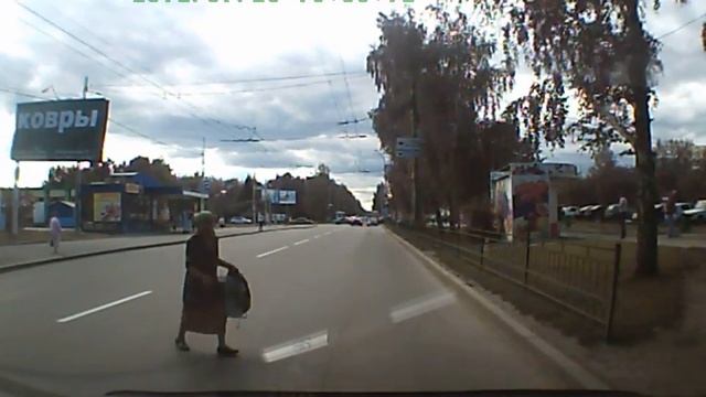 Чуть не сбил пешехода. Переход в неположенном месте. смотреть онлайн