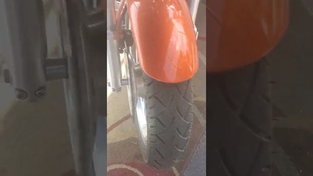 Honda VTX 1300 jacking up the front end for tire replacement смотреть онлайн