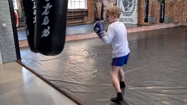 Самостоятельная отработка ударов по груше // ученик работает по груше/школа бокса для детей смотреть онлайн