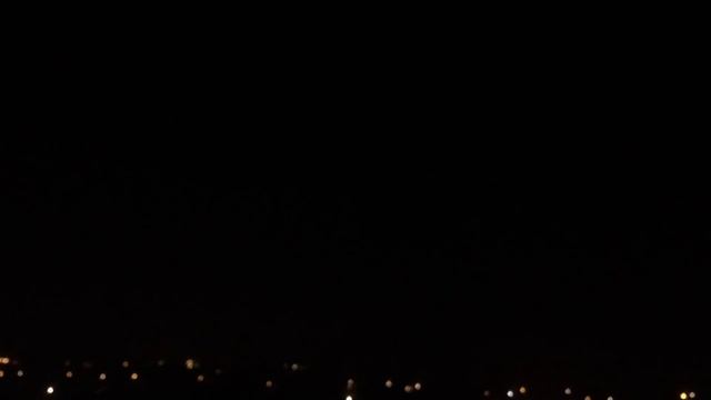 Над Мариуполем сверкают молнии, а грома нет смотреть онлайн