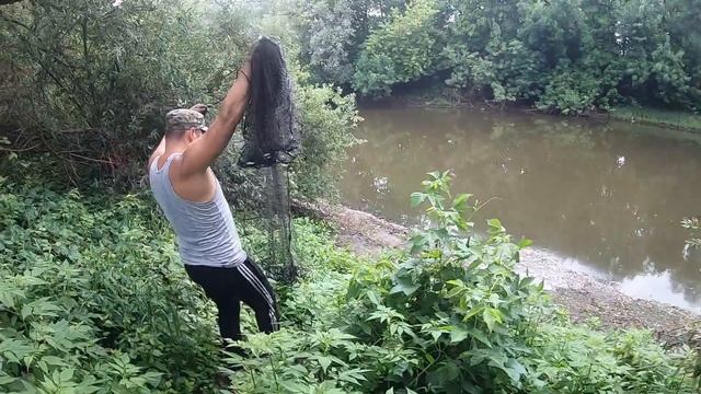 Рыбы УТАЩИЛИ кастинговую сеть 6м, пришлось нырять!! Рыбалка накидкой на большой реке. смотреть онлайн