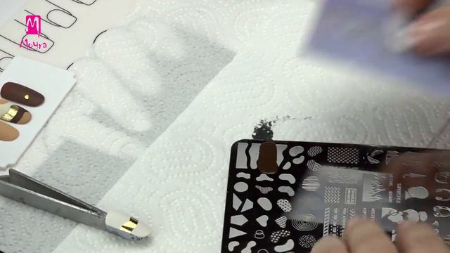 🍁💅Nail art with golden nail foil in autumn colour (nailstamping.com) смотреть онлайн