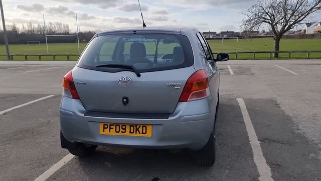 Toyota Yaris 1.3 Finished in Silver £30 Tax смотреть онлайн