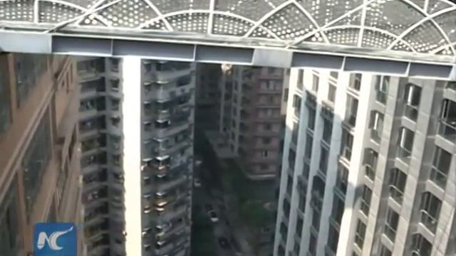 68-meter-high skywalks span buildings in SW China смотреть онлайн