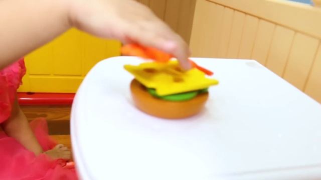 Suri Pretend Play w/ Pop Corn Maker Toy смотреть онлайн