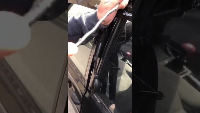 Открытие мастером двери ВАЗ-2115 воздушной подушкой смотреть онлайн