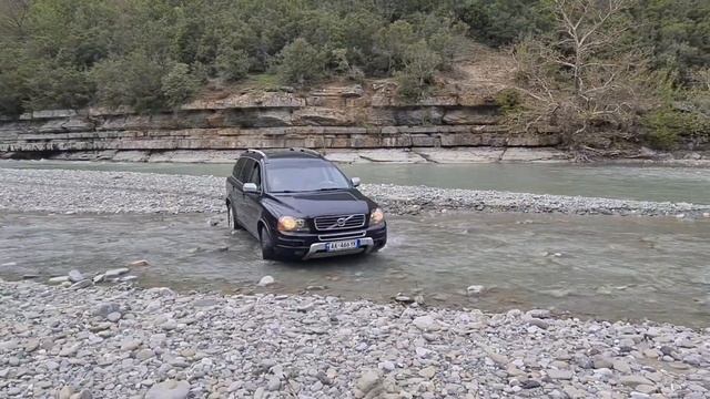 Volvo XC90 Test 4x4 in River смотреть онлайн