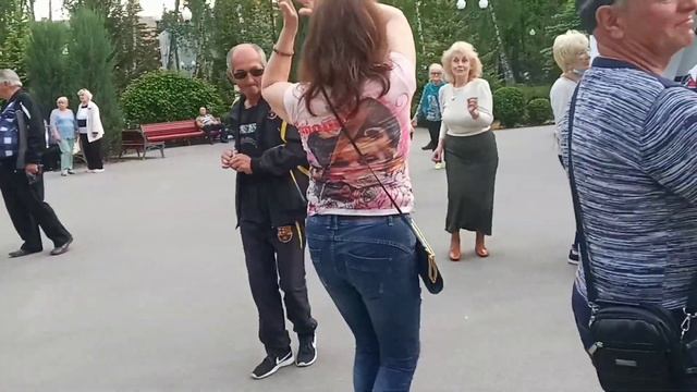 Ты меня свела с ума в эти белые ночи!!!??Танцы в парке Горького!!!??Харьков??2021 смотреть онлайн