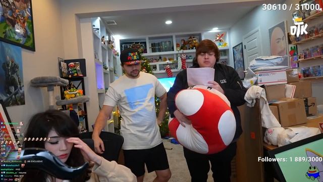 Corinna Kopf HELPS Me Open Christmas Gifts! смотреть онлайн