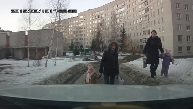 Езжай назад! Не видишь я с ребенком? смотреть онлайн