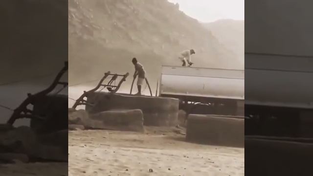 Смотрите как Вода Бесценно В Пустыне смотреть онлайн