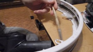 Робот пылесос стал работать некорректно, засорились датчики. Разбираем, чистим, собираем.