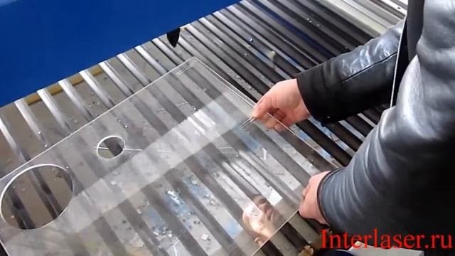 резка пластика на лазерном станке смотреть онлайн