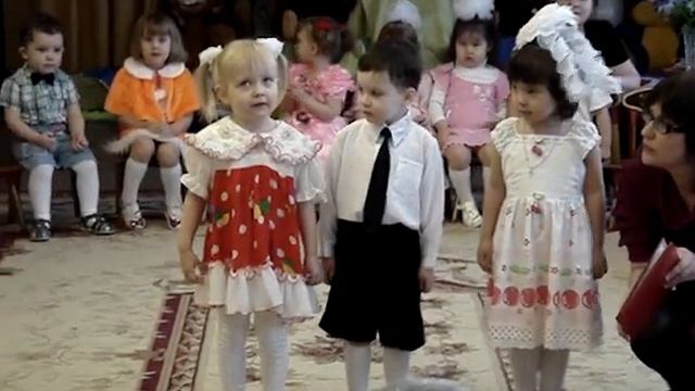 сынок Женечка рассказывает стих в садике))) смотреть онлайн