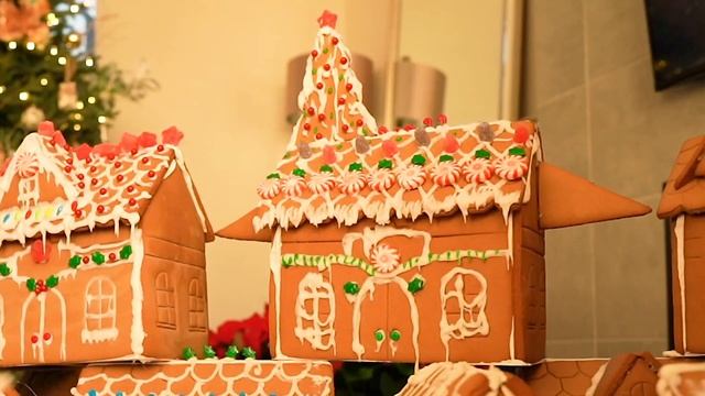 GINGERBREAD VILLAGE SET-UP : Creating a village with 15 gingerbread houses!!! смотреть онлайн