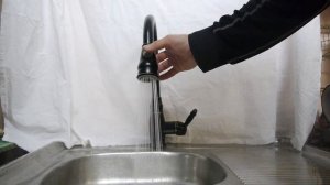 В работе смеситель с выдвижной лейкой WANFAN 4118