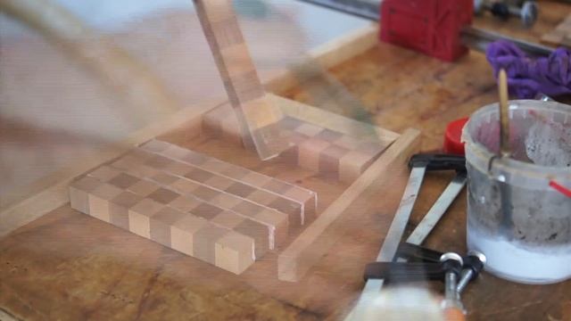 Быстро изготавливаем торцевую разделочную доску с Шахматным рисунком смотреть онлайн