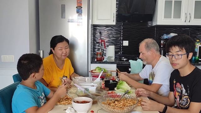 МУКБАНГ СЕМЕЙНЫЙ: СЯМИ По Корейски, МАКАРОНЫ БОЛОНЬЕЗЕ, Запеченые ПЕРЦЫ, Тяй, ОВОЩИ, Оливки, Маслин смотреть онлайн