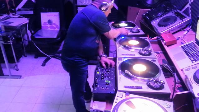 DJ Raúl Santillan algo tranqui!! no cuento con los derechos de autor no lucro con esta música!!!! смотреть онлайн