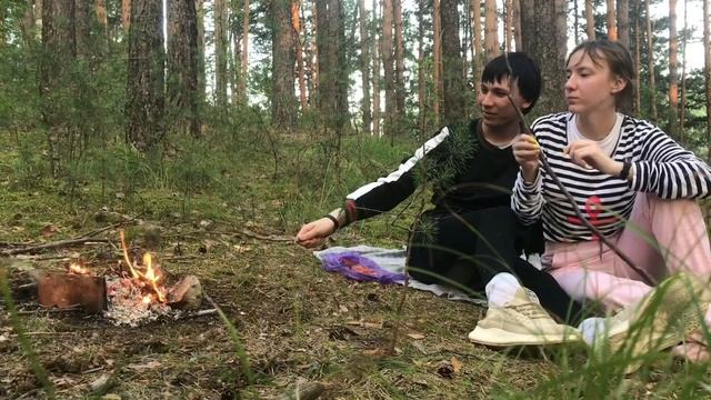 Прогулка в лес! Жарим маршмеллоу на костре смотреть онлайн